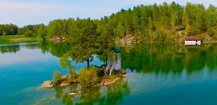Беседка на озере Ая