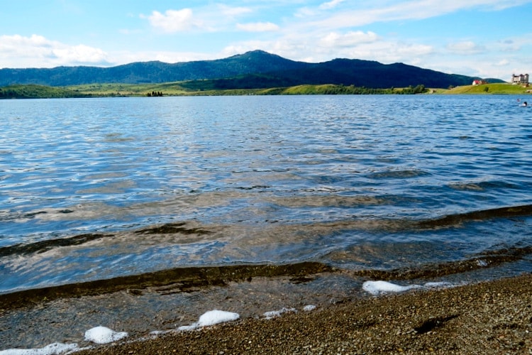 Прозрачная вода озера Белое
