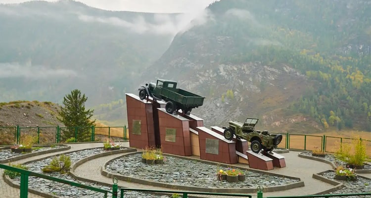 Памятник водителю на Чуйском тракте