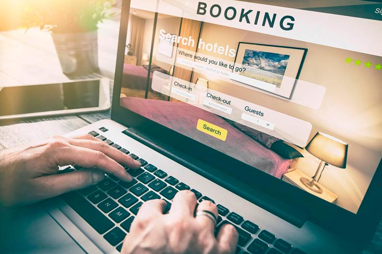 Подбирает отель на booking
