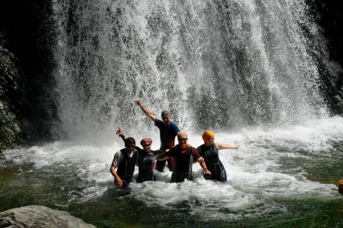 туристы у водопада